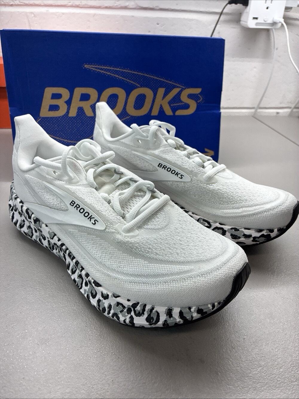 New Brooks Revel 9 Shoes White/Ultimate Grey Leopard 1204891B132 Women’s 8.5